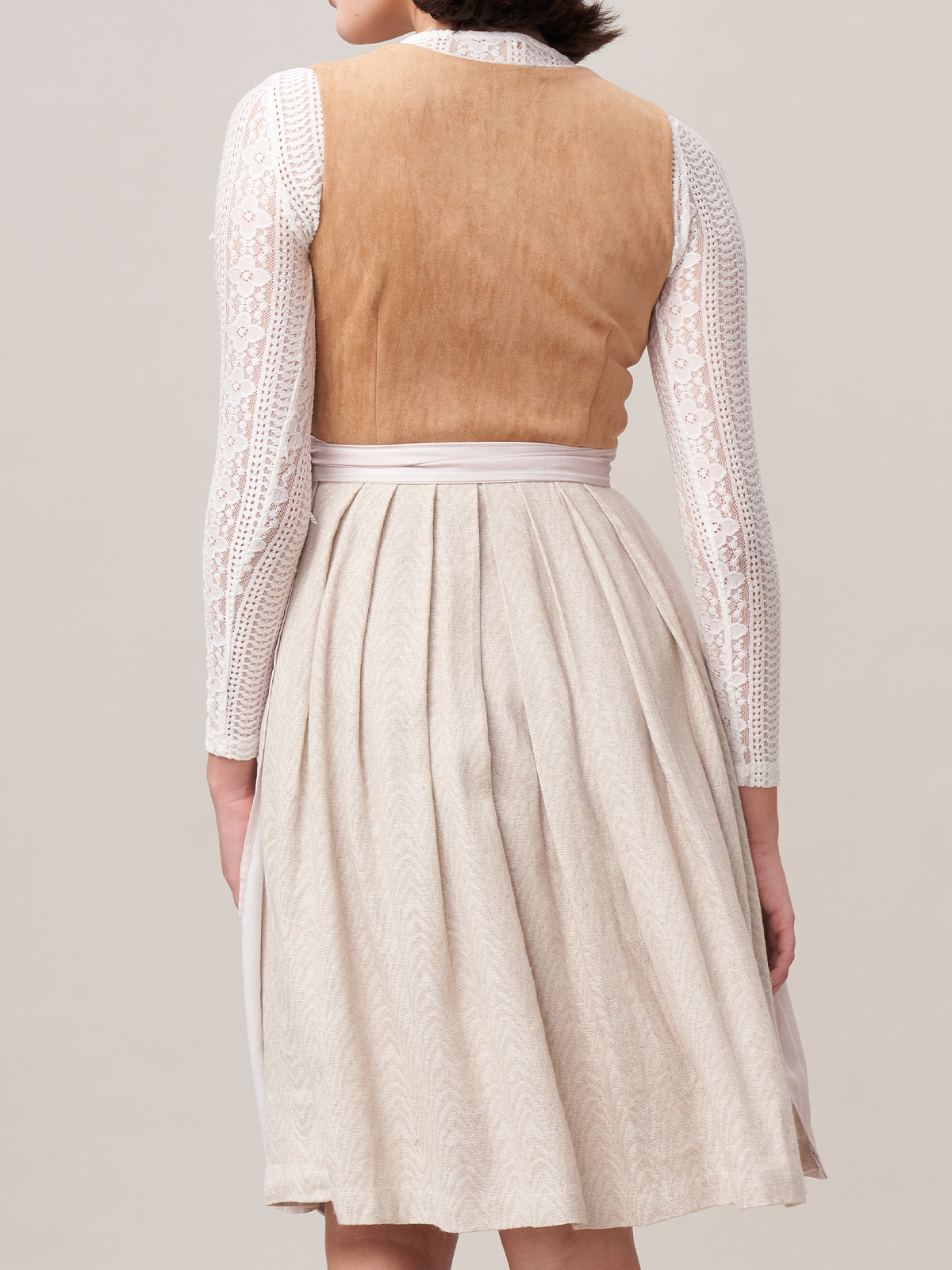 Elegantes braunes Dirndl mit feinen Details