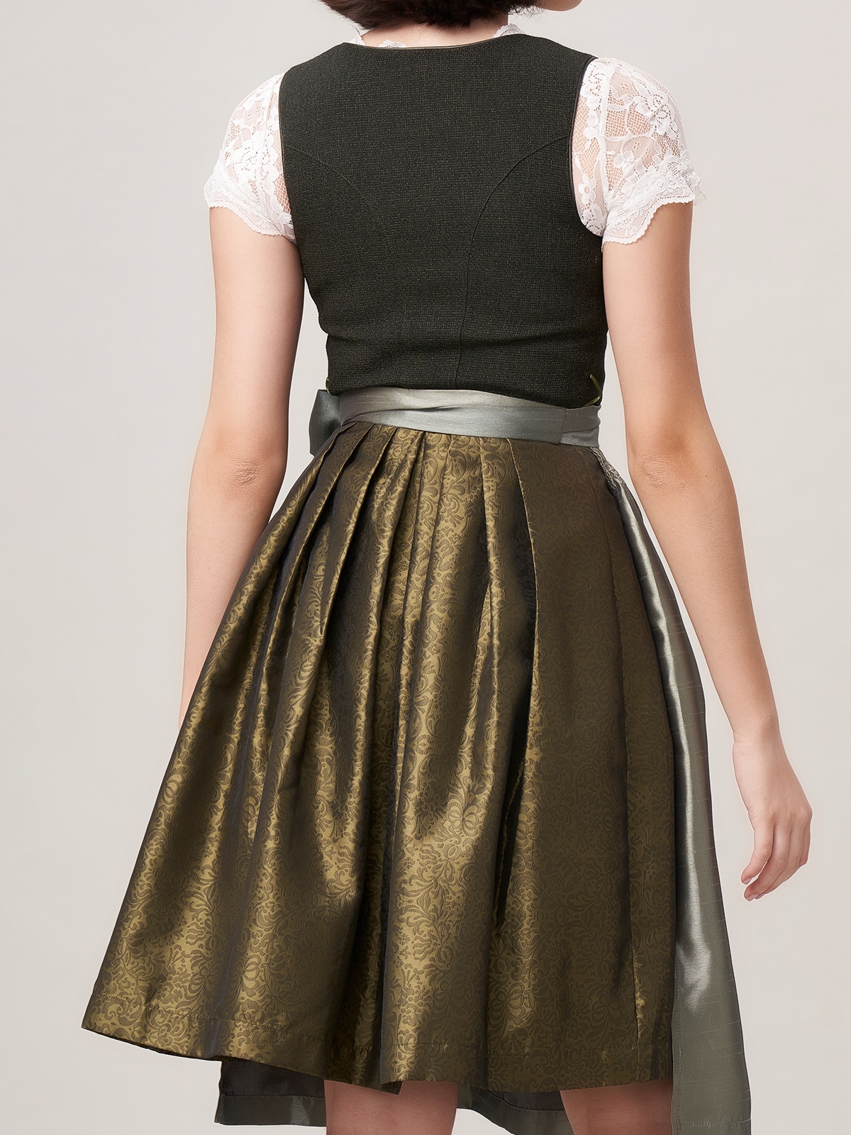 Dirndl in Grün mit traditionellem Schnitt