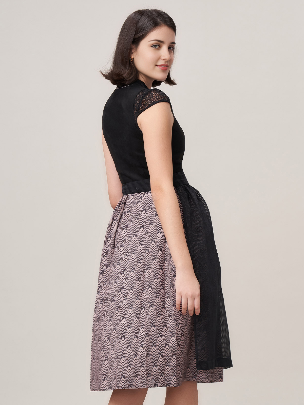 Modernes Dirndl in schwarz