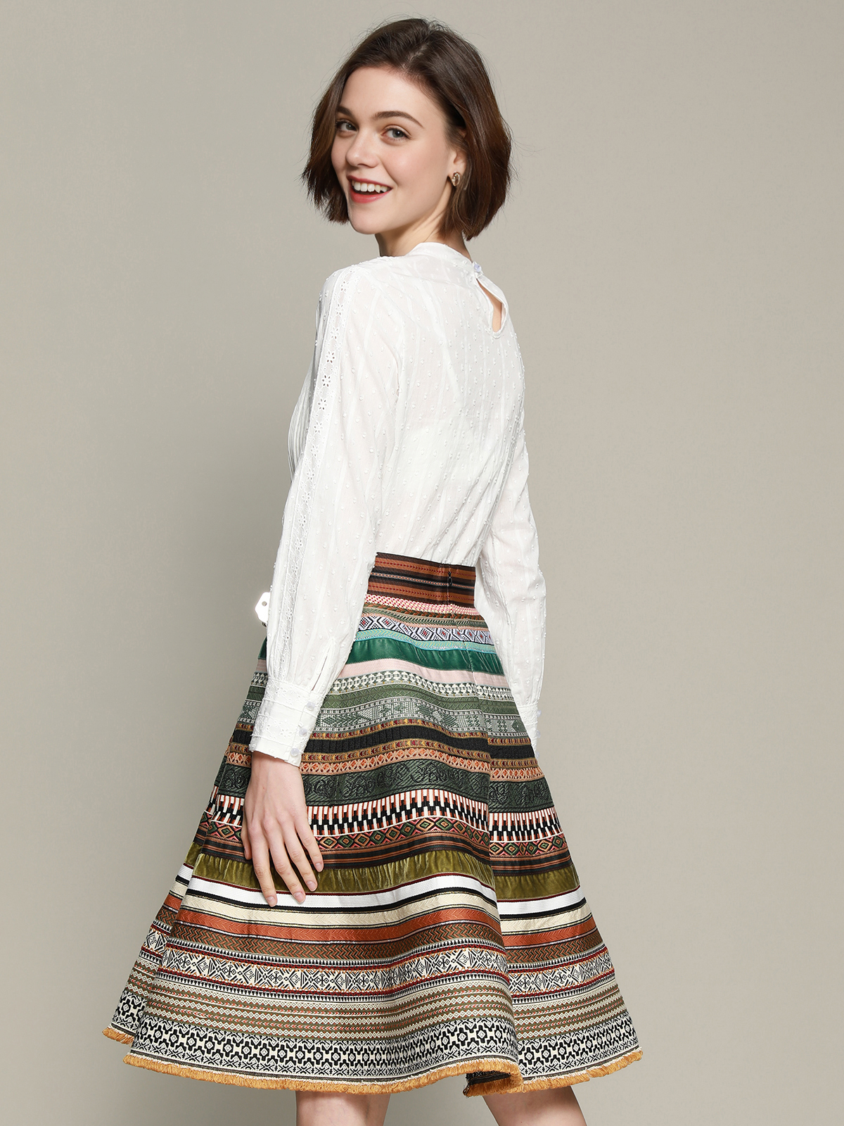 Grünes Dirndl mit traditioneller Stickerei
