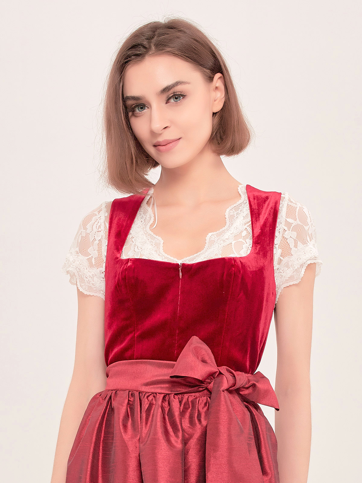 Modernes samtdirndl grün mit schlankem Schnitt