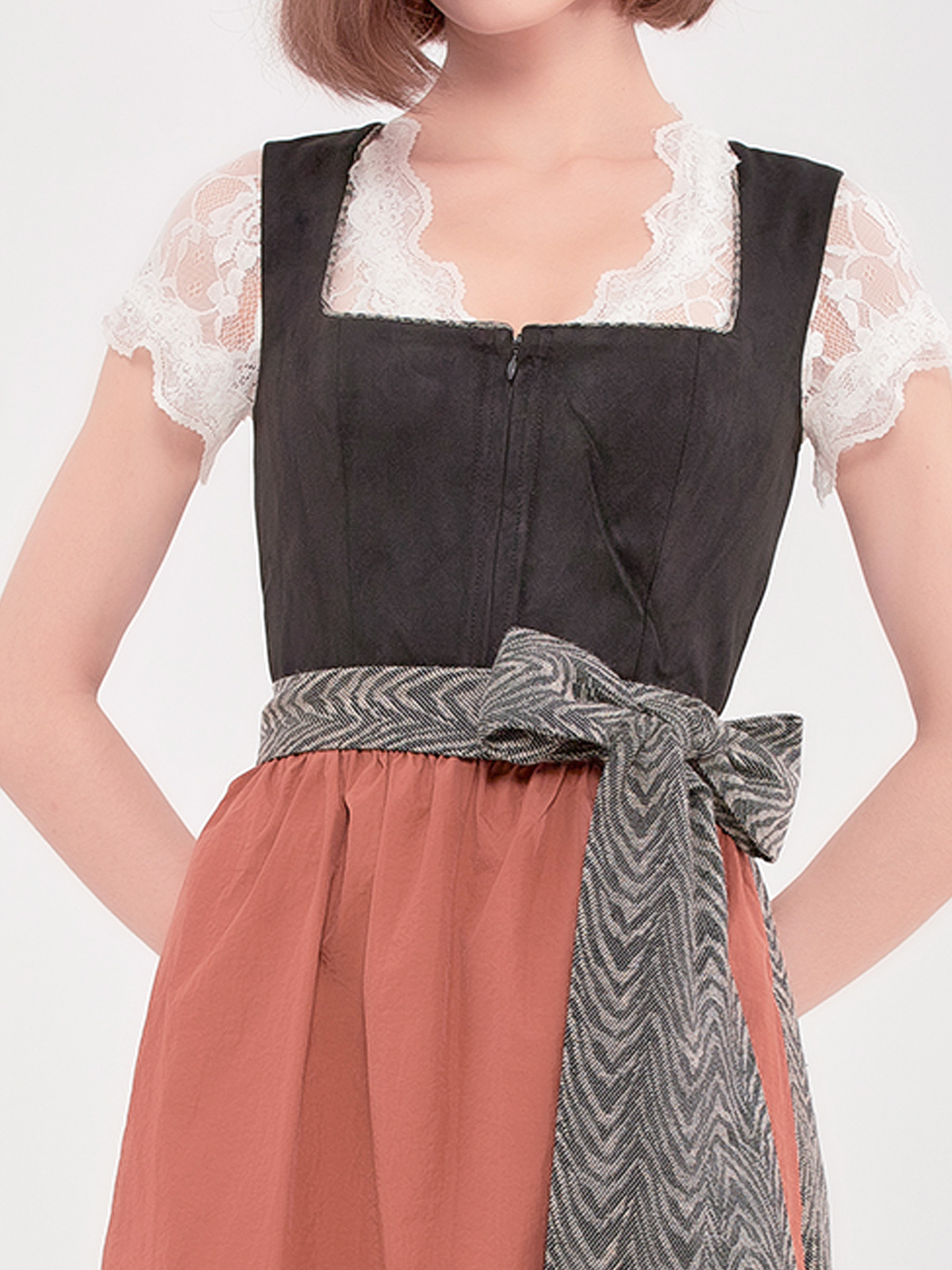 Modernes Dirndl in Schwarz – perfekt für den urbanen Look