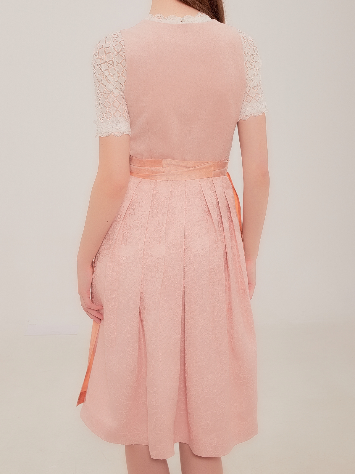 Dirndl mit Herzausschnitt in Rosa