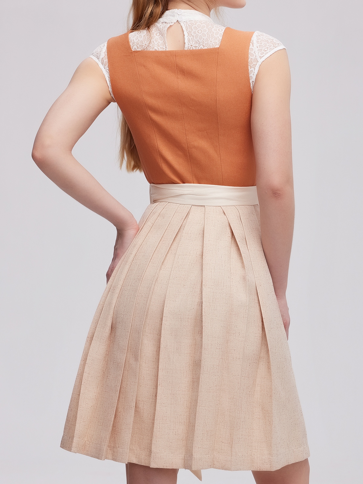 Dirndl in Orange mit floralen Details