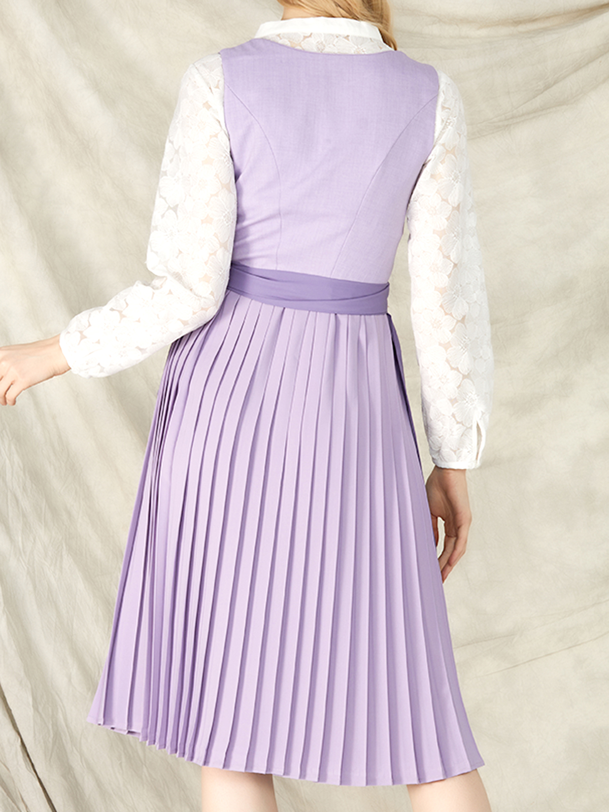 Dirndl in Lila mit kariertem Herrenhemd