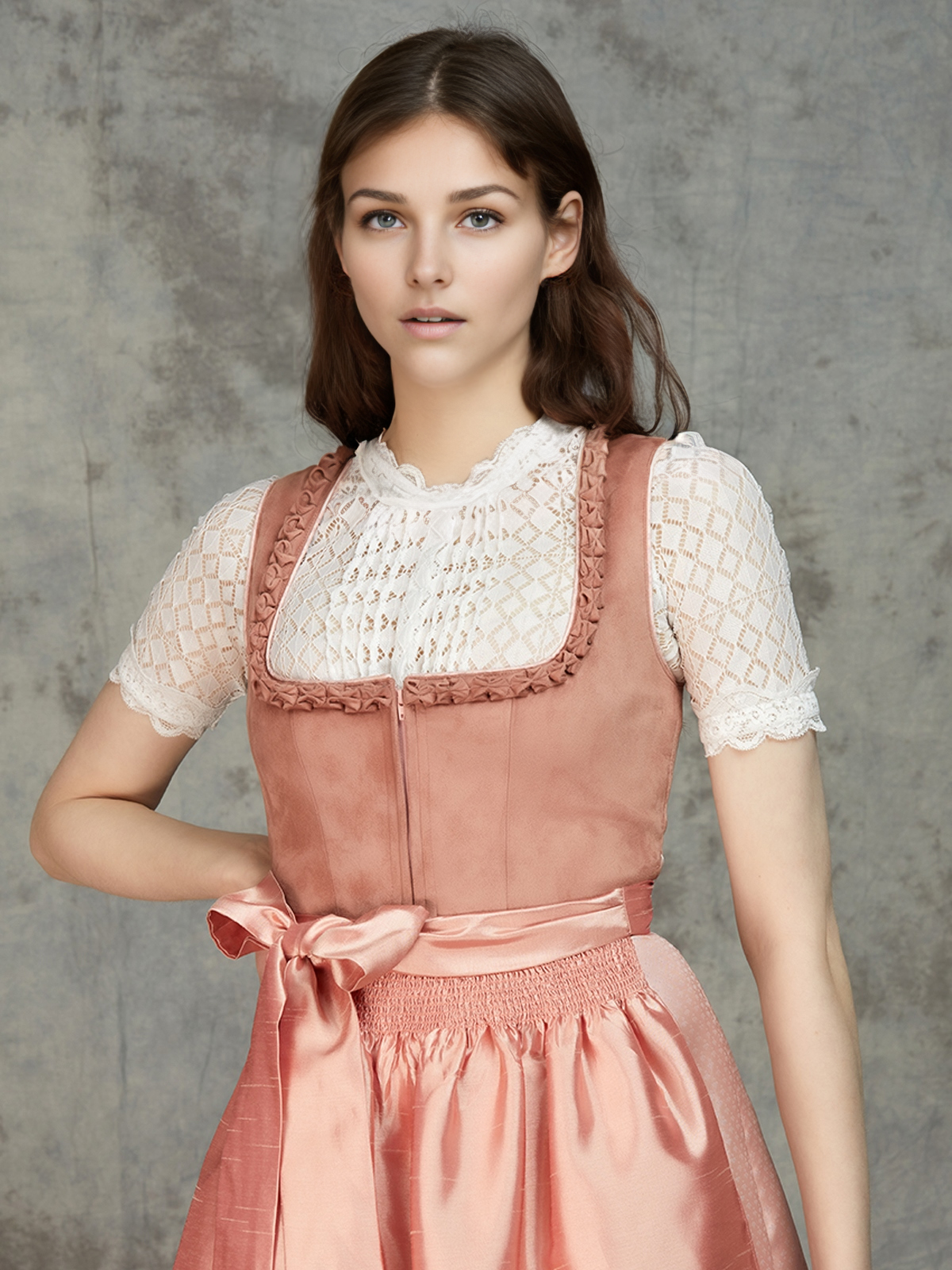 Modernes rosa Leder Dirndl mit raffiniertem Schnitt