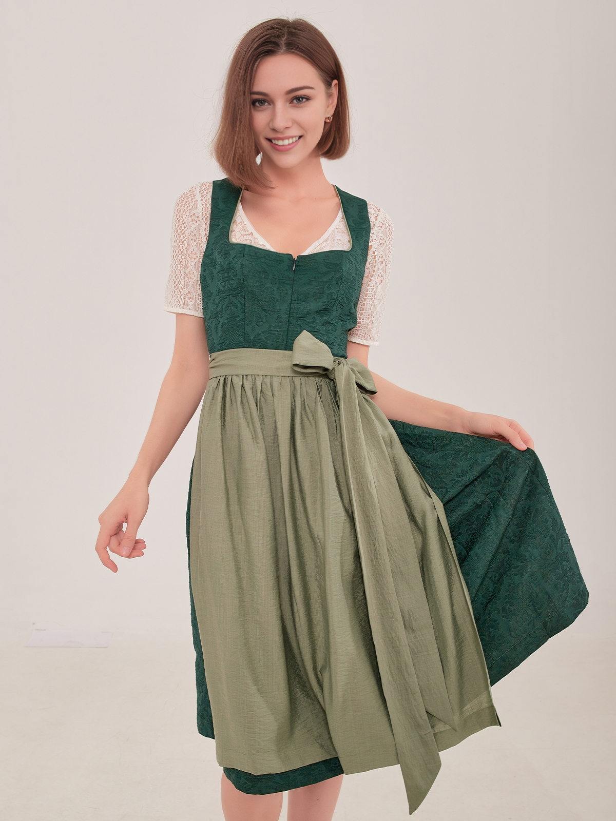 Schwarze Dirndl Bluse mit grünem Dirndl