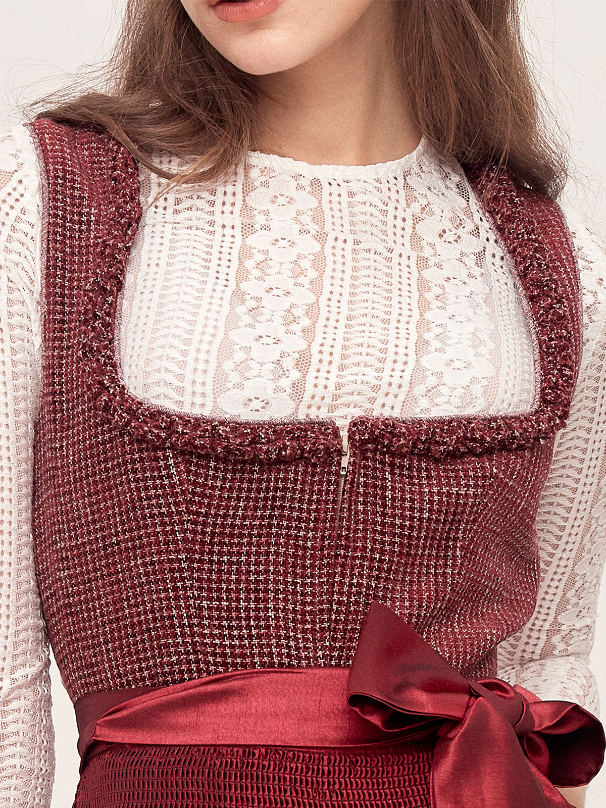 Modernes Dirndl in Rot mit figurbetonter Silhouette