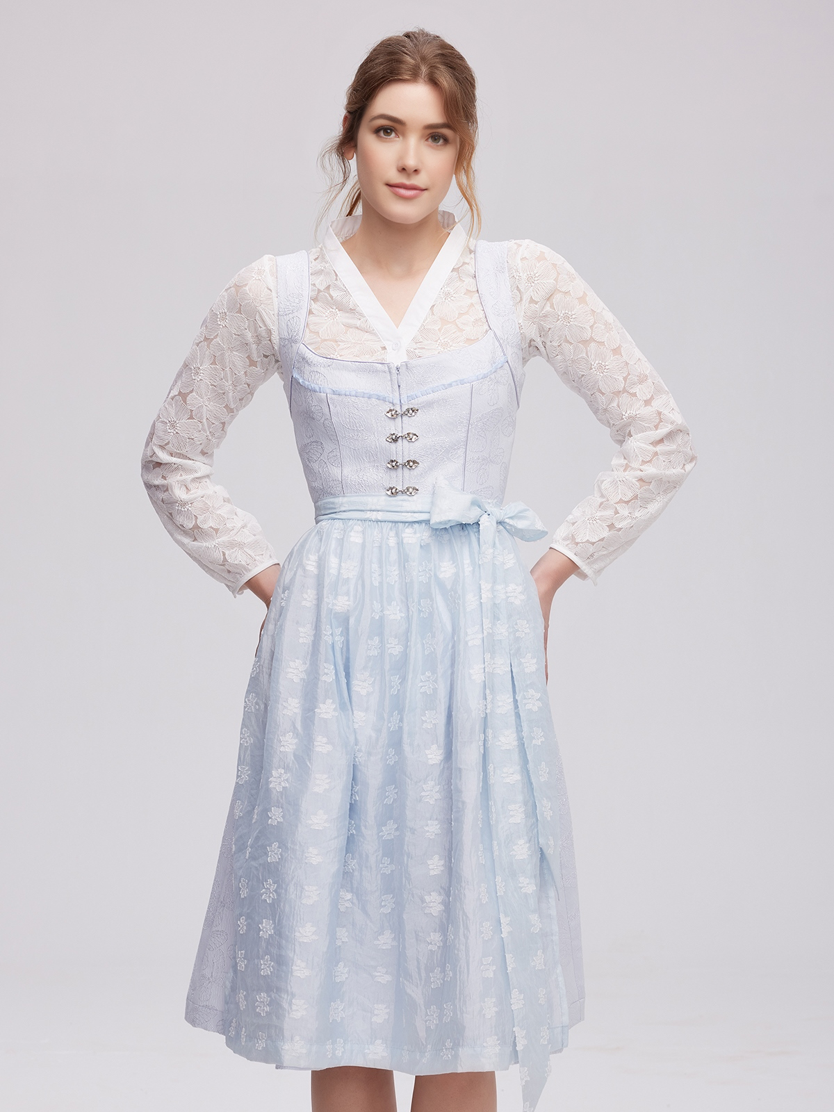 Modernes Dirndl in Blau mit floralen Details