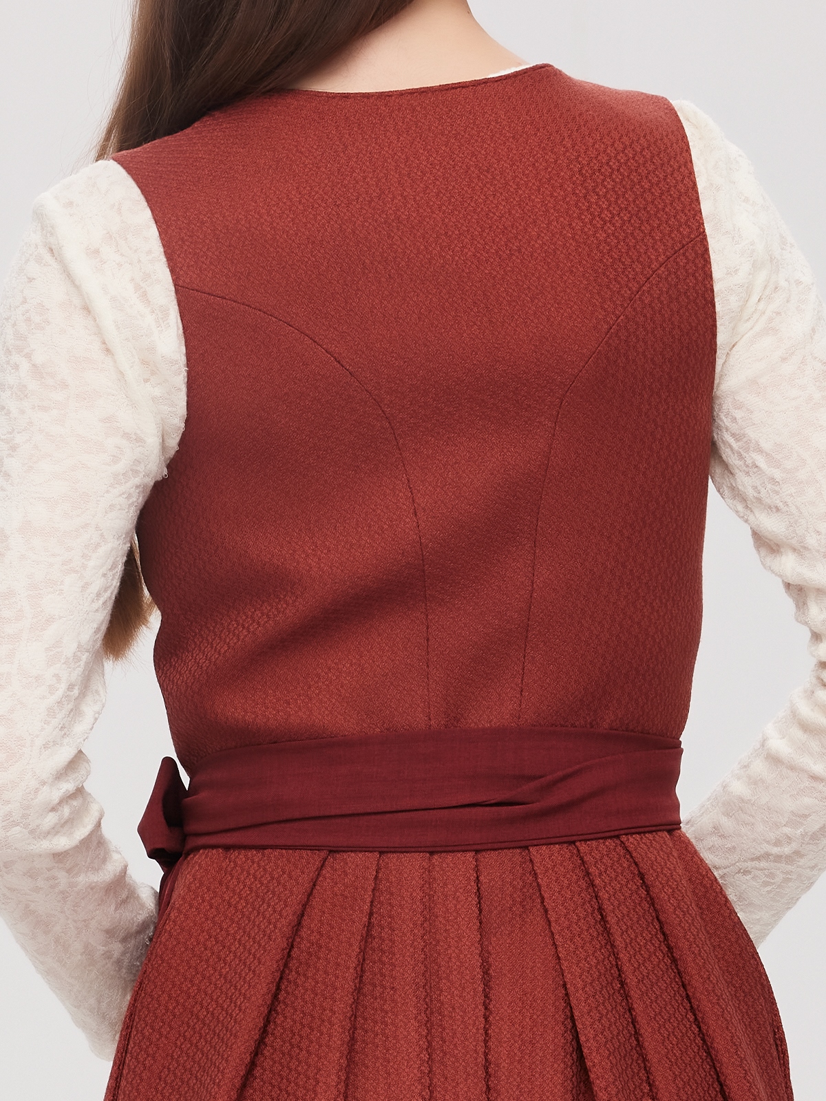Modernes rotes Dirndl mit schlanker Silhouette