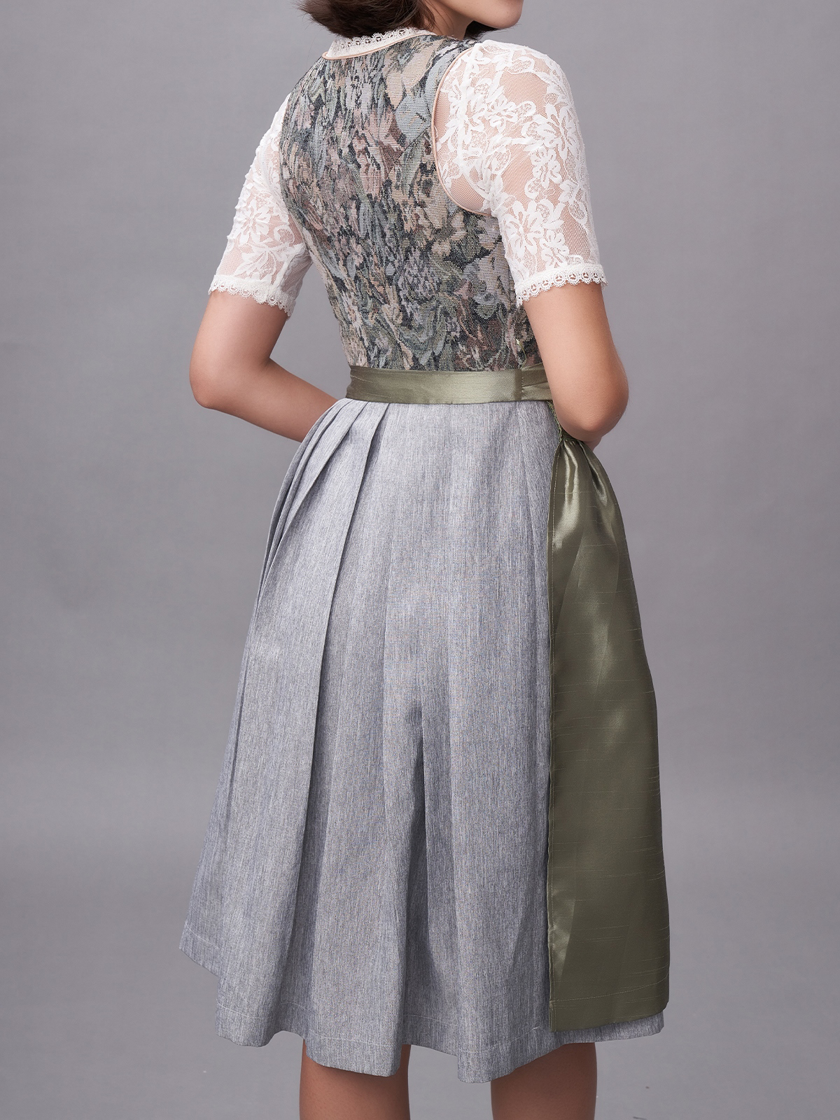 Dirndl aus Samt in Grün