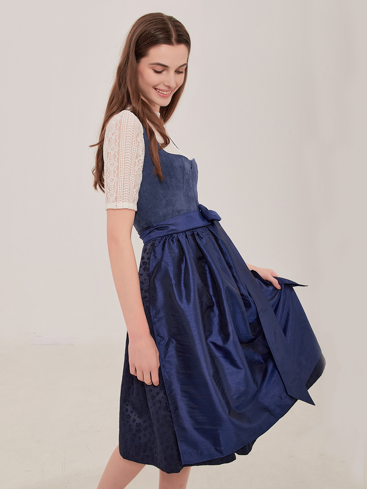 Dirndl mit geradem Ausschnitt in Blau