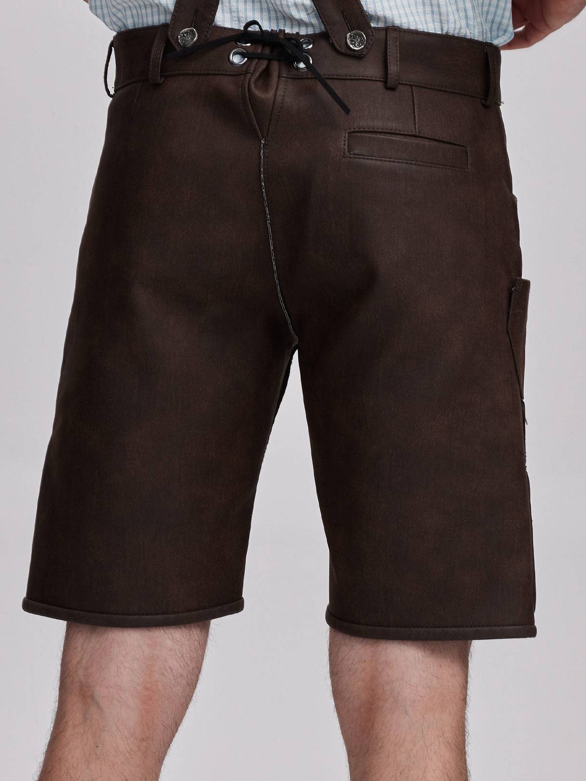 Ein graues Ja Mei Dirndl mit überraschenden Details