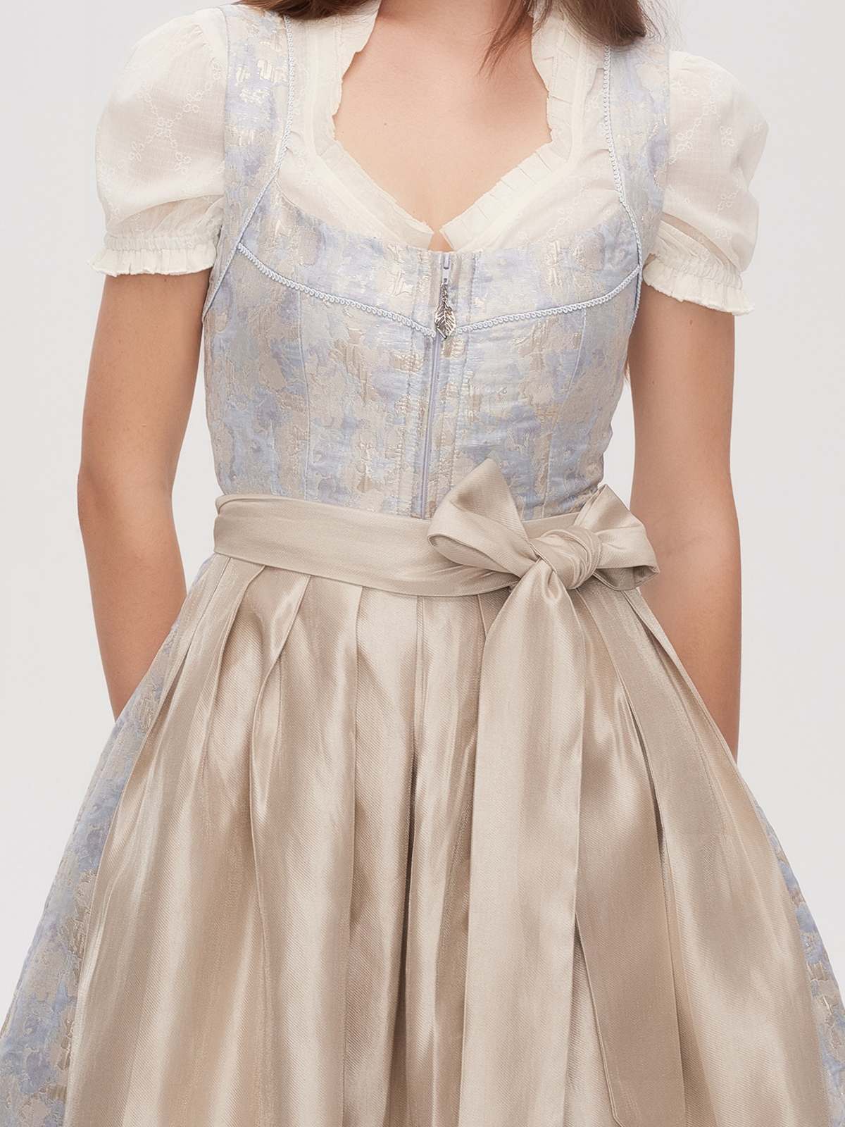 Ein atemberaubendes blaues Ja Mei Dirndl mit raffiniertem Herz-Ausschnitt